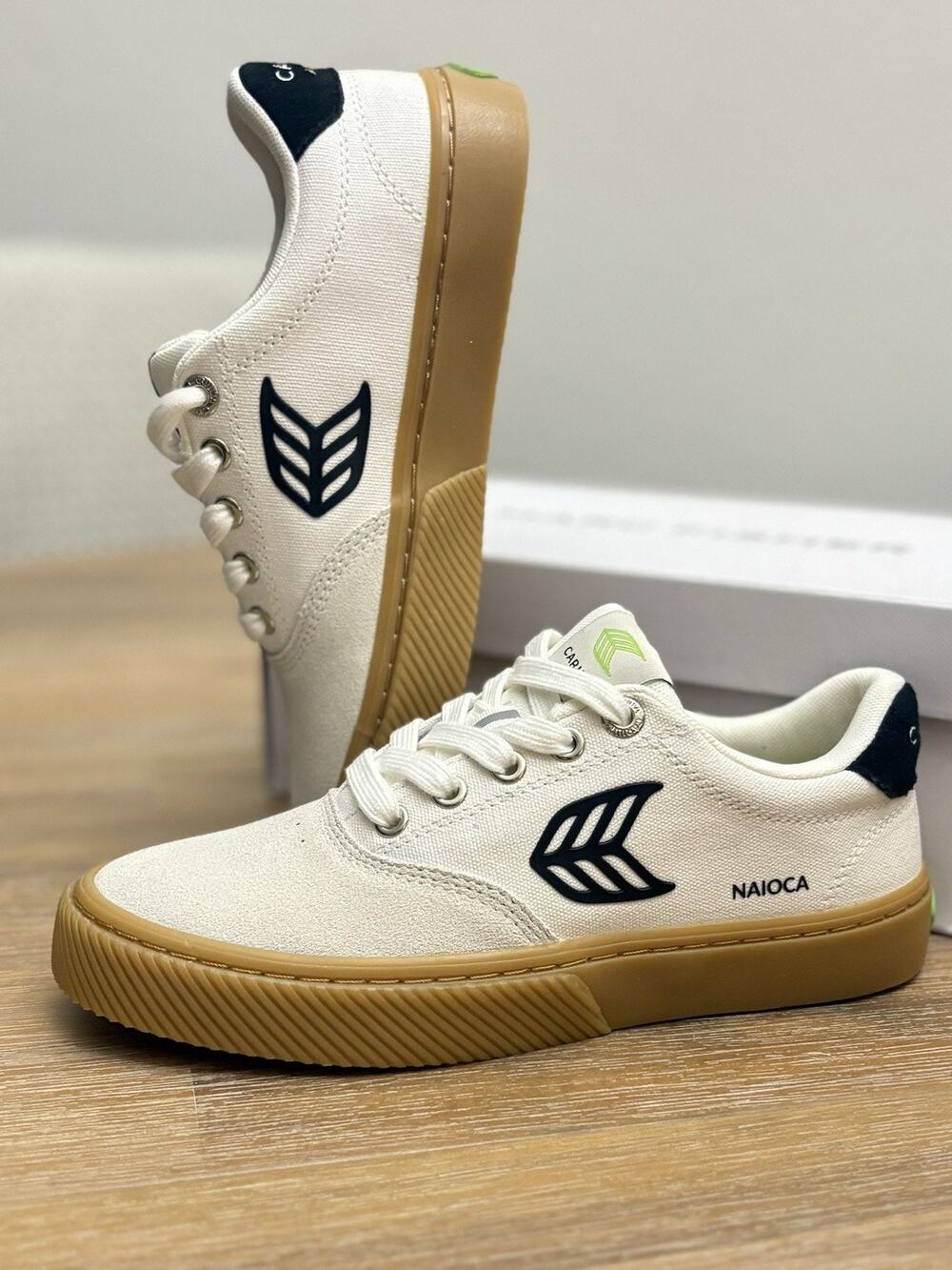 Cariuma NAIOCA Skate Sneakers Womens 6.5 White Suede Canvas Gum Sole Black Logo